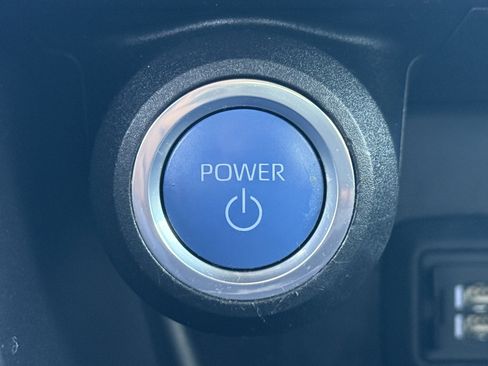 Used 2022 Toyota Venza LE image 21