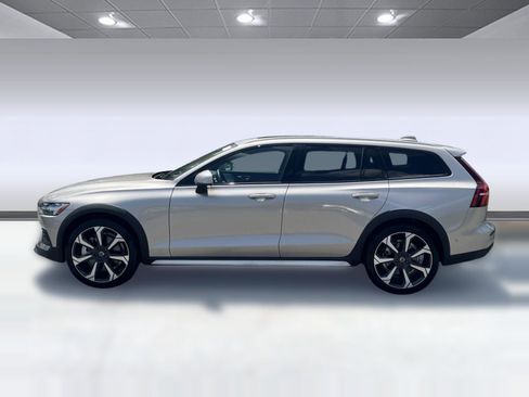 Certified 2025 Volvo V60 B5 Cross Country Ultra image 2