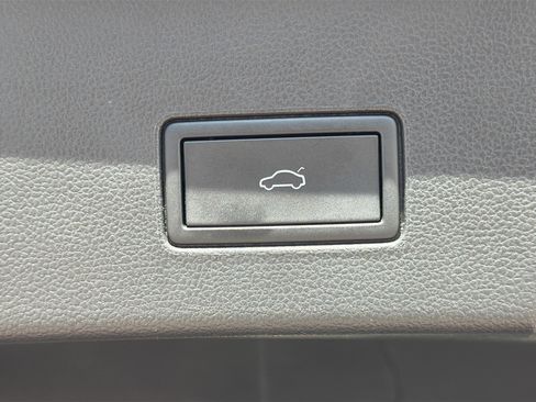 Used 2024 Volkswagen Atlas Cross Sport SE w/ Panoramic Sunroof Package FWD image 12