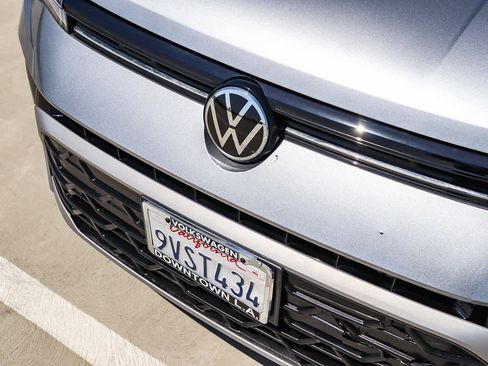 New 2025 Volkswagen Taos SE FWD image 8