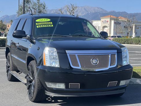 Used 2010 Cadillac Escalade Premium image 4