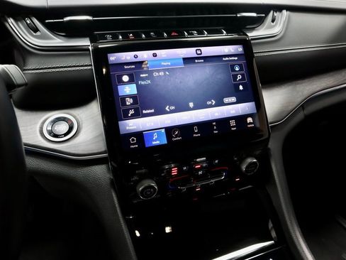 Used 2022 Jeep Grand Cherokee Overland w/ Luxury Tech Group IV image 35