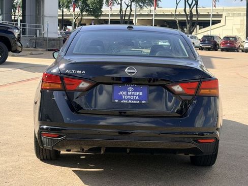 Used 2025 Nissan Altima 2.5 SV FWD image 8