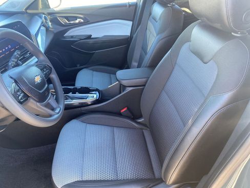 Used 2025 Chevrolet Trax LT image 32