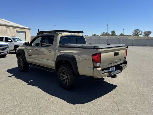 Used 2018 Toyota Tacoma TRD Off-Road w/ Technology Package AWD/4WD image 10