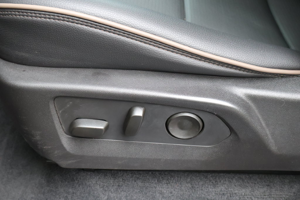 Certified 2025 GMC Canyon Denali AWD/4WD image 38
