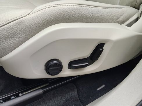 Used 2023 Volvo XC60 B5 Plus w/ Climate Package image 10