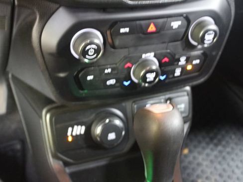 Used 2020 Jeep Renegade Latitude w/ Cold Weather Group AWD/4WD image 19