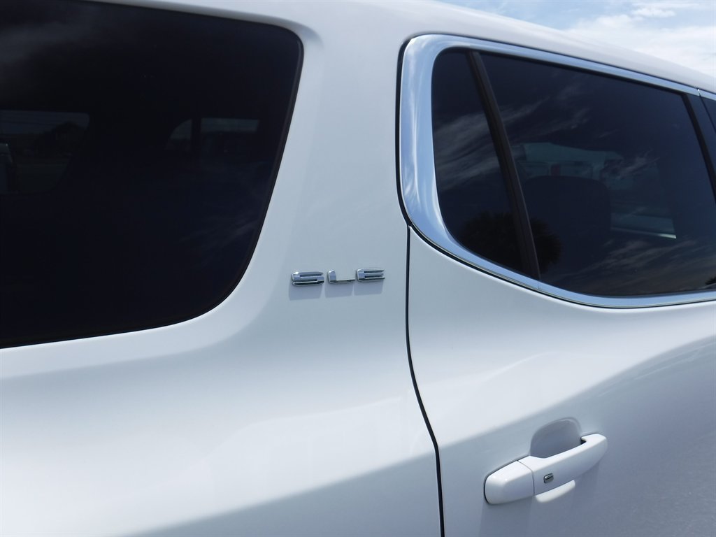 Used 2022 GMC Acadia SLE w/ LPO, Floor Liner Package FWD image 5
