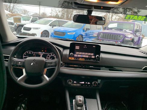 Used 2022 Mitsubishi Outlander ES image 10