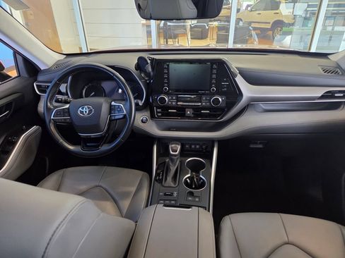 Used 2020 Toyota Highlander XLE AWD/4WD image 31