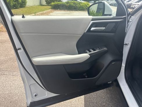 Used 2025 Mitsubishi Outlander SE FWD image 10