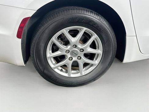 Used 2023 Chrysler Pacifica Touring-L FWD image 11