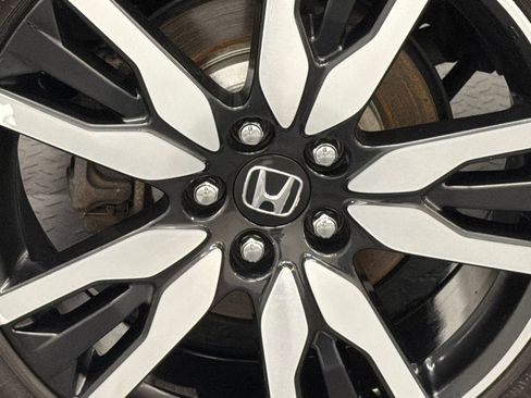 Used 2019 Honda Pilot Touring image 3