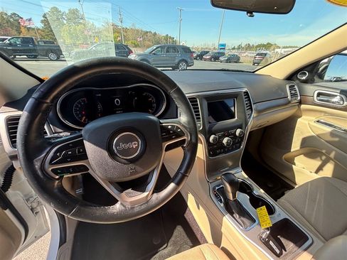 Used 2018 Jeep Grand Cherokee Laredo image 12