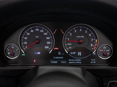 Used 2015 BMW M4 Convertible image 30