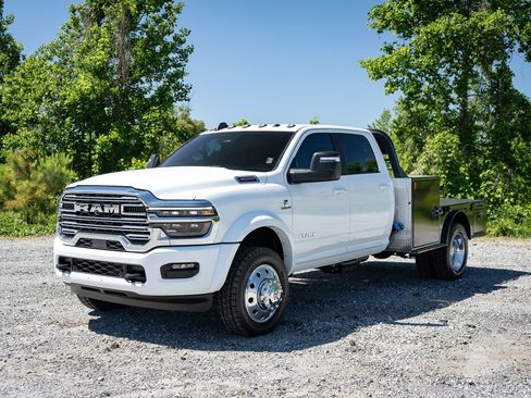 Used 2026 RAM 4500 4x4 Crew Cab DRW w/ Laramie Trim Package image 3