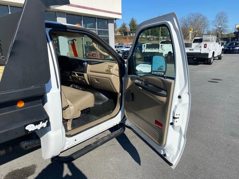 Used 2005 Ford F350 165 W.B. 2D image 17
