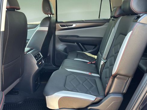 Used 2025 Volkswagen Atlas Peak Edition SE AWD/4WD image 15