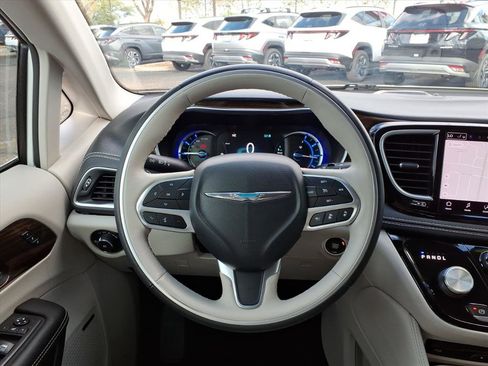 Used 2021 Chrysler Pacifica Limited w/ Uconnect Theater Family Group image 17