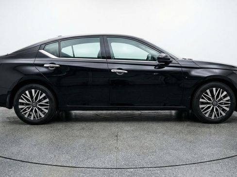 Used 2025 Nissan Altima 2.5 SV image 11