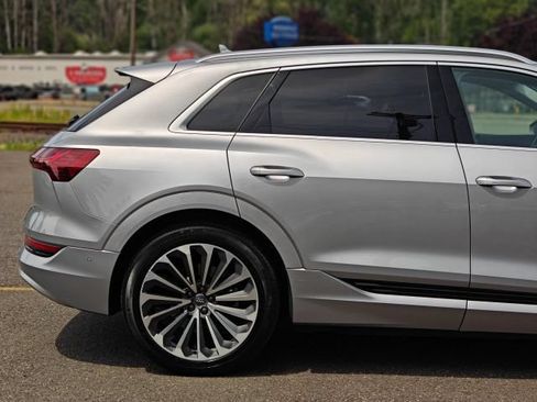Used 2019 Audi e-tron Prestige w/ Prestige Package AWD/4WD image 25