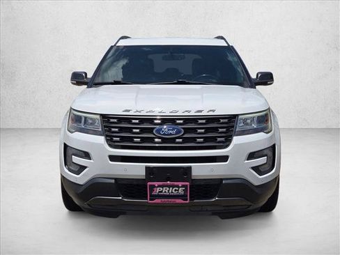 Used 2017 Ford Explorer XLT w/ Equipment Group 202A FWD image 2
