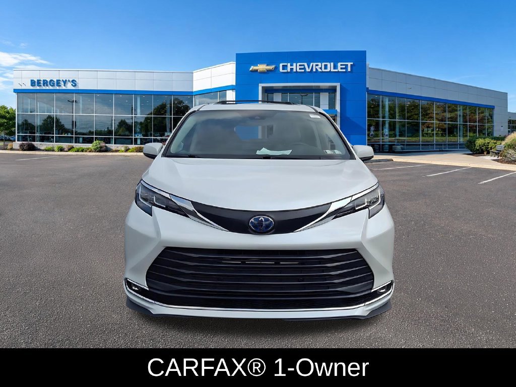 Used 2023 Toyota Sienna XLE AWD/4WD image 2