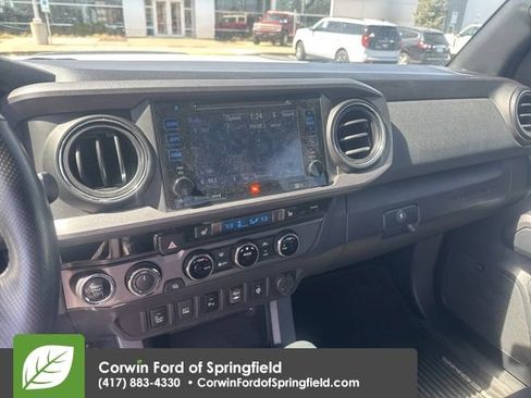 Used 2017 Toyota Tacoma TRD Sport image 14