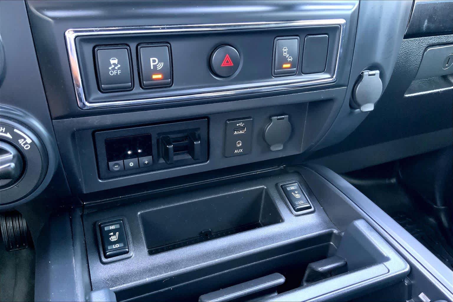Used 2018 Nissan Titan SL w/ Midnight Edition AWD/4WD image 34