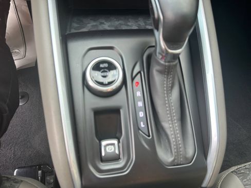 Used 2024 Chevrolet Colorado ZR2 w/ Technology Package AWD/4WD image 23
