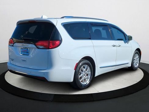 Used 2020 Chrysler Pacifica Touring-L image 4
