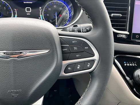 Used 2024 Chrysler Pacifica Touring-L FWD image 12