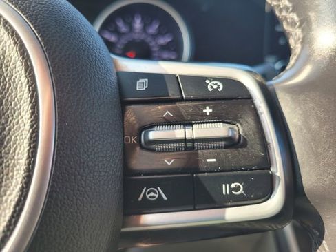 Used 2022 Kia Carnival LX image 27