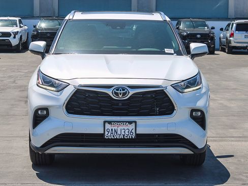 Used 2022 Toyota Highlander Platinum FWD image 2