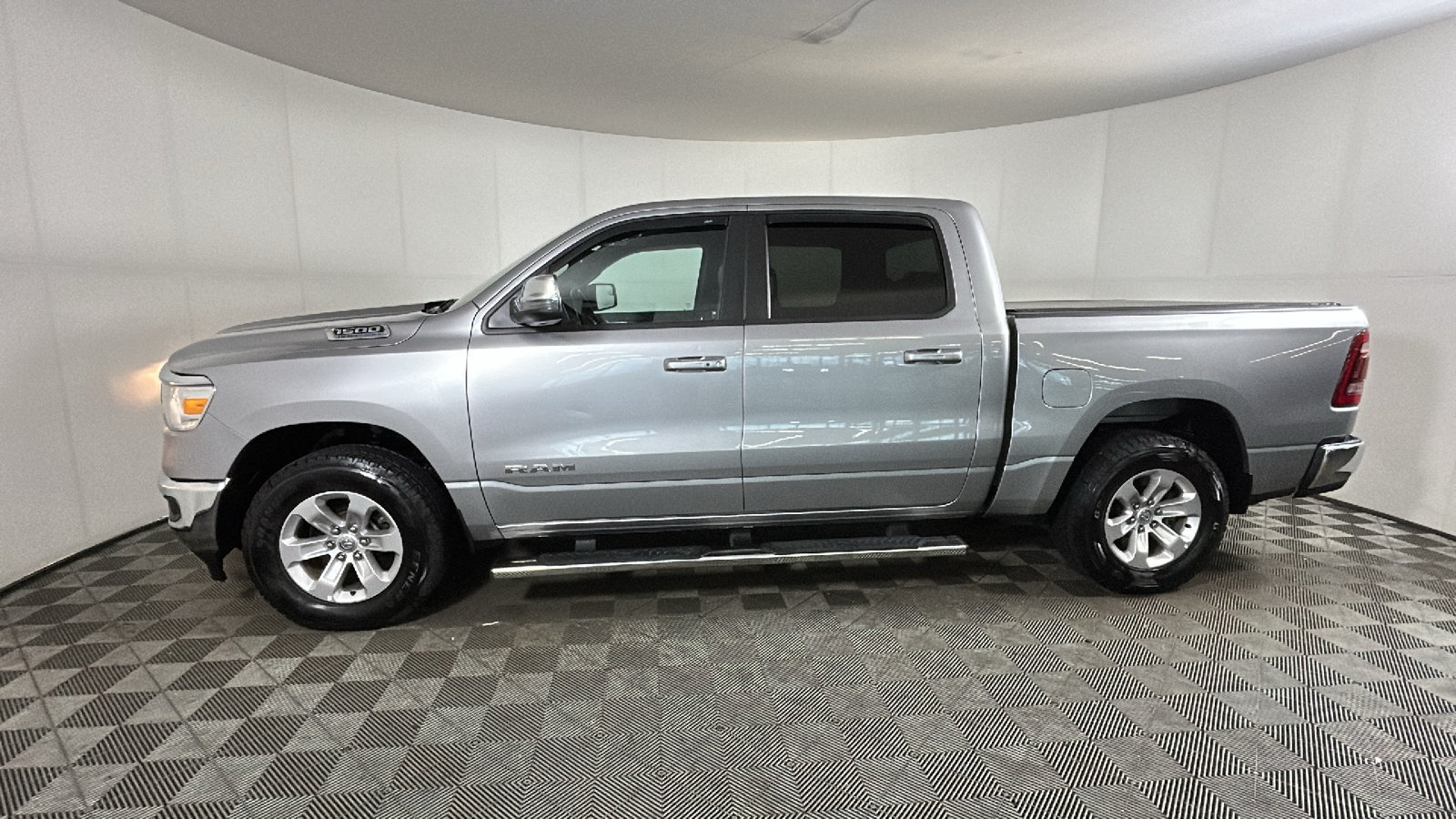 Used 2024 RAM 1500 Laramie AWD/4WD image 7
