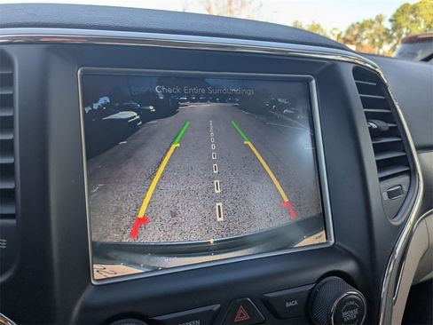 Used 2017 Jeep Grand Cherokee Limited w/ Luxury Group II image 29