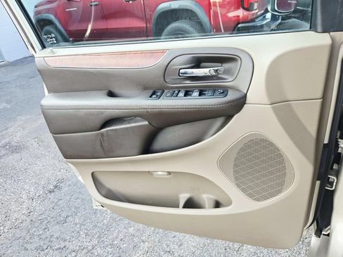 Used 2015 Chrysler Town & Country Touring FWD image 32