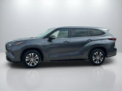 Certified 2025 Toyota Highlander XLE FWD image 8