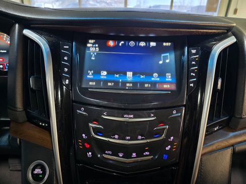 Used 2019 Cadillac Escalade Premium Luxury image 38