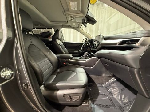 Used 2023 Toyota Highlander XLE image 24
