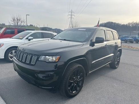 Used 2021 Jeep Grand Cherokee Laredo X image 3
