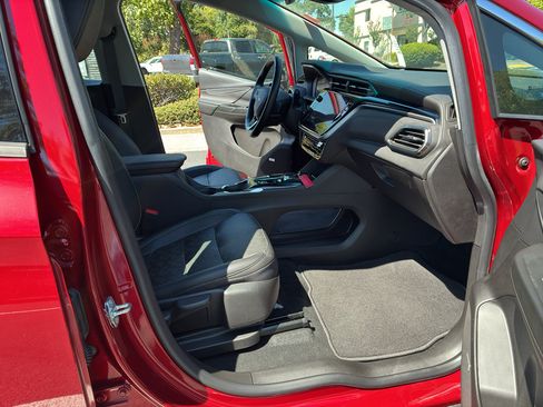 Used 2022 Chevrolet Bolt LT w/ Infotainment Package FWD image 58