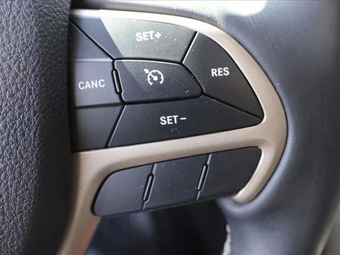 Used 2017 Jeep Grand Cherokee Overland AWD/4WD image 16