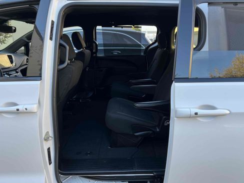 Used 2021 Chrysler Pacifica Touring w/ S Appearance Package image 50