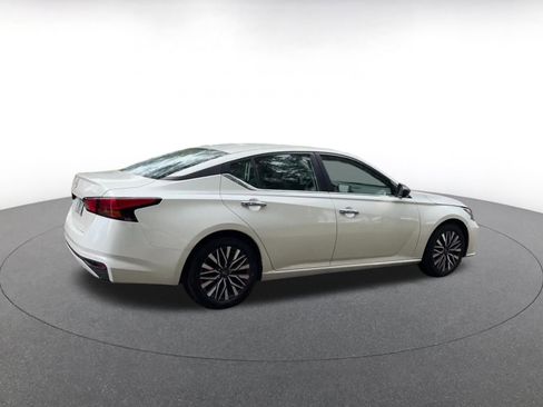 Used 2025 Nissan Altima 2.5 SV image 14