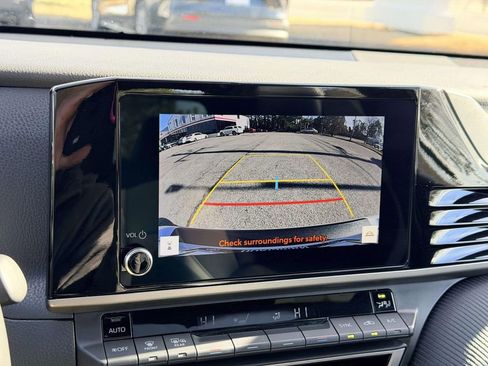 Used 2025 Toyota Camry SE image 4