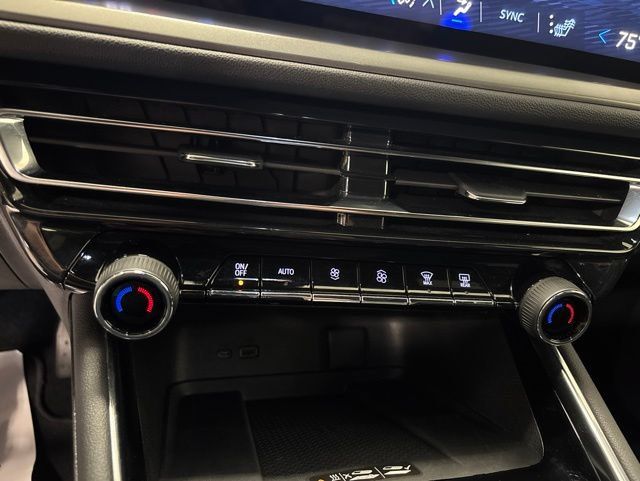 Used 2025 Chevrolet Traverse LT FWD image 23