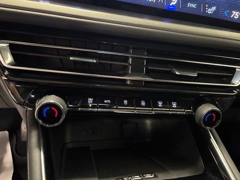Used 2025 Chevrolet Traverse LT FWD image 23
