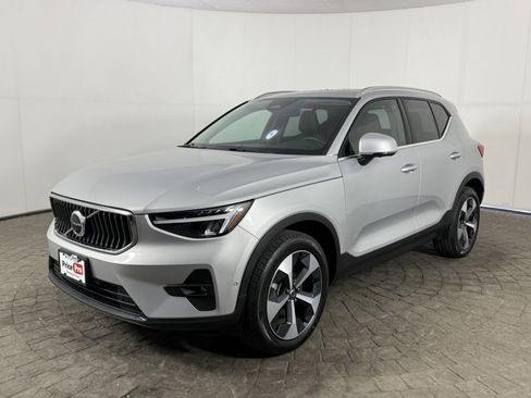 Used 2025 Volvo XC40 B5 Plus image 3